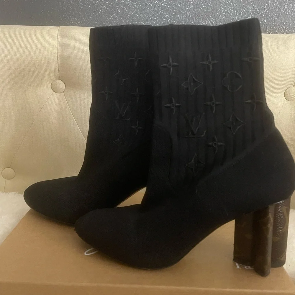 Only worn the boots 3 practically new. Comes with dust bag. - Picture 1 of 4